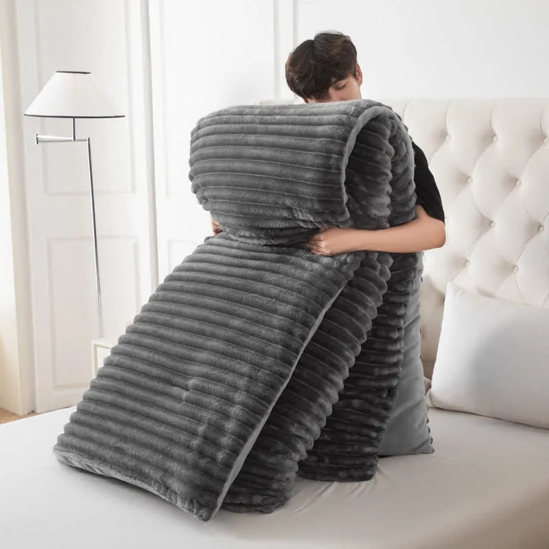 Einfarbige gerippte Plüschdecke