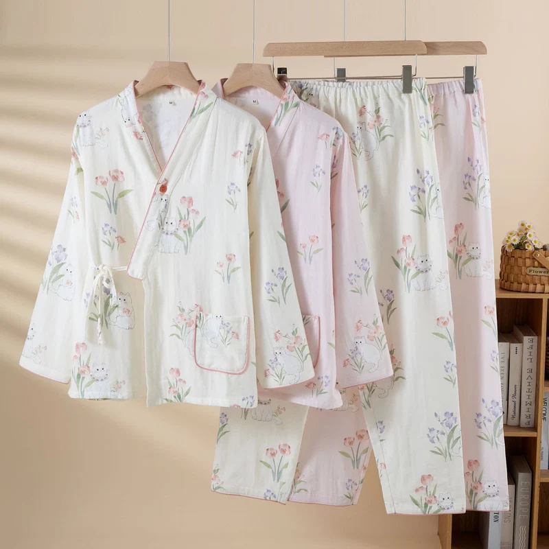 Kimono-Pyjama aus Baumwollgaze mit Blumenmuster und Katze