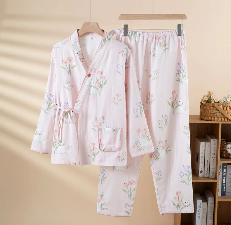 Kimono-Pyjama aus Baumwollgaze mit Blumenmuster und Katze