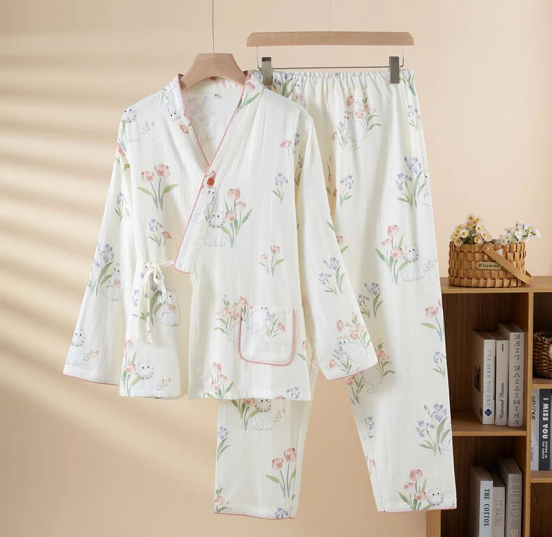 Kimono-Pyjama aus Baumwollgaze mit Blumenmuster und Katze