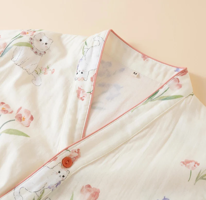 Kimono-Pyjama aus Baumwollgaze mit Blumenmuster und Katze