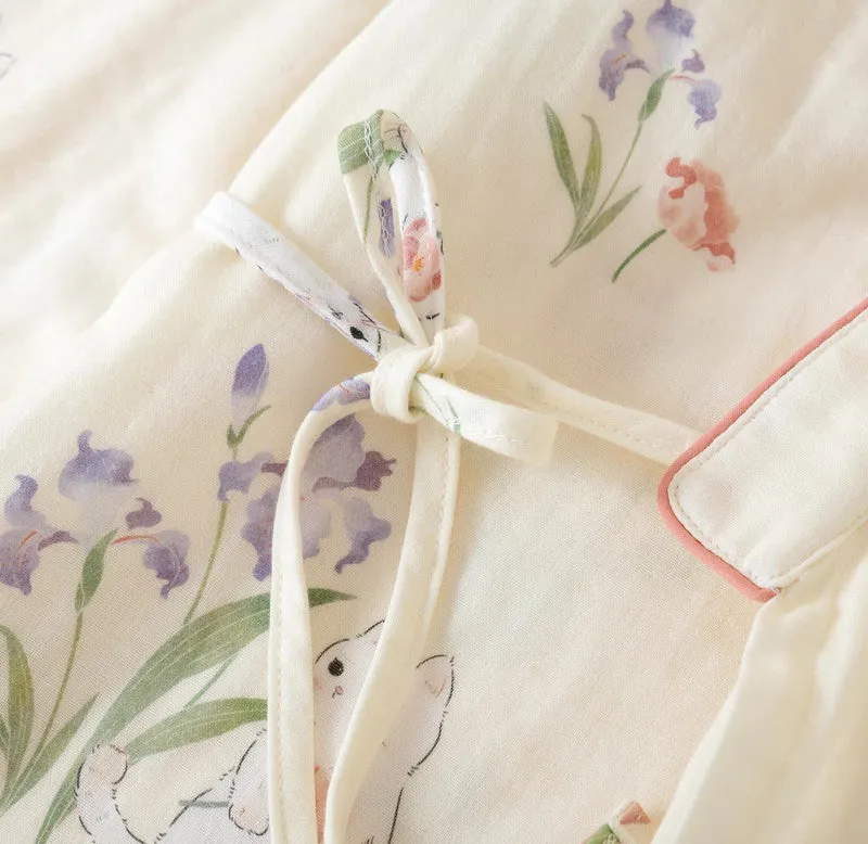 Kimono-Pyjama aus Baumwollgaze mit Blumenmuster und Katze