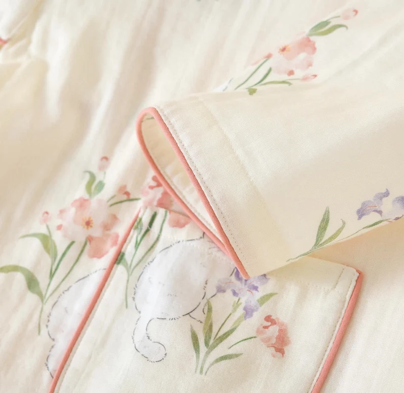 Kimono-Pyjama aus Baumwollgaze mit Blumenmuster und Katze