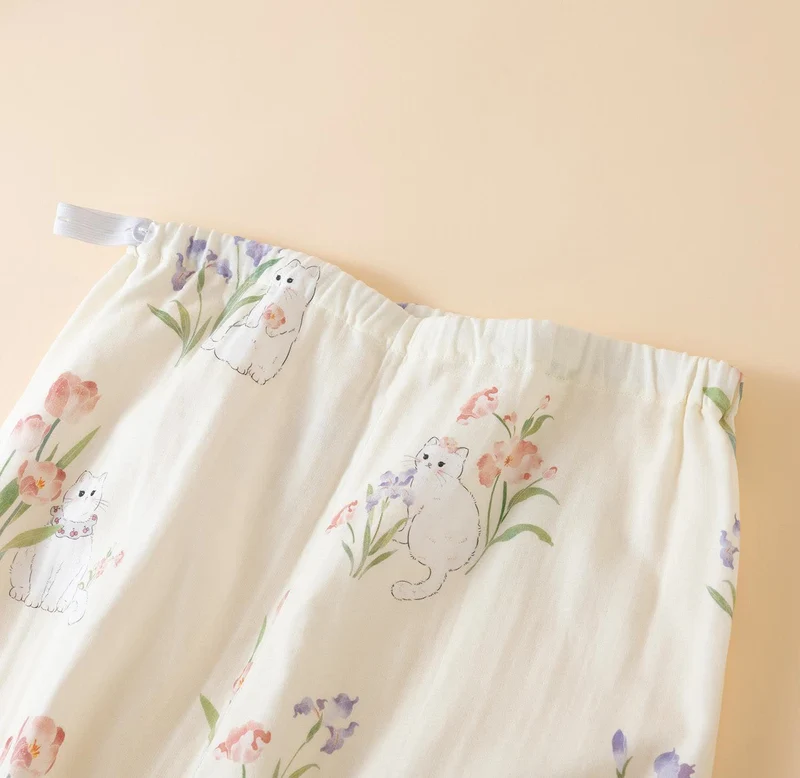 Kimono-Pyjama aus Baumwollgaze mit Blumenmuster und Katze