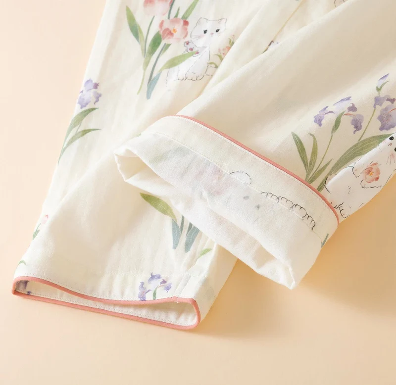 Kimono-Pyjama aus Baumwollgaze mit Blumenmuster und Katze