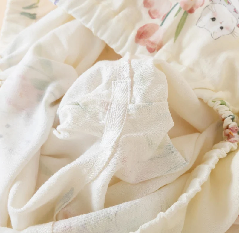 Kimono-Pyjama aus Baumwollgaze mit Blumenmuster und Katze