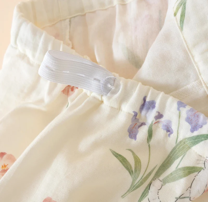 Kimono-Pyjama aus Baumwollgaze mit Blumenmuster und Katze