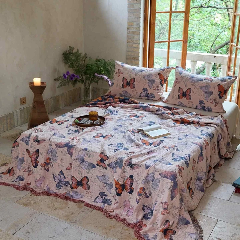 Elegante Baumwoll-Steppdecke mit Schmetterlingsquasten