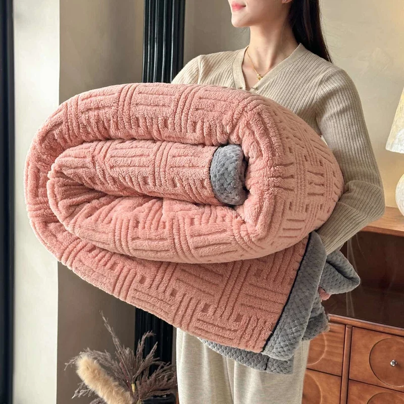 Plüschdecke mit geometrischer Prägung und Kontrastbesatz
