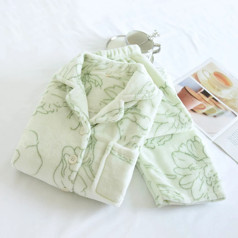 Frisches grünes Plüsch-Loungewear-Set mit Linienmuster