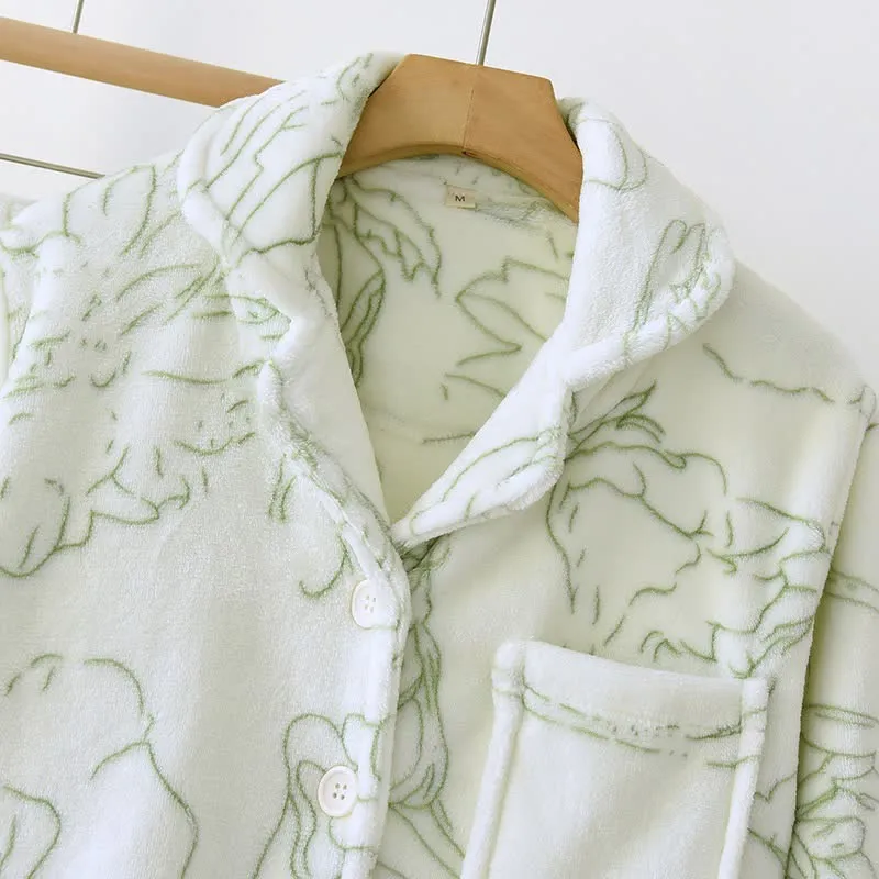 Frisches grünes Plüsch-Loungewear-Set mit Linienmuster