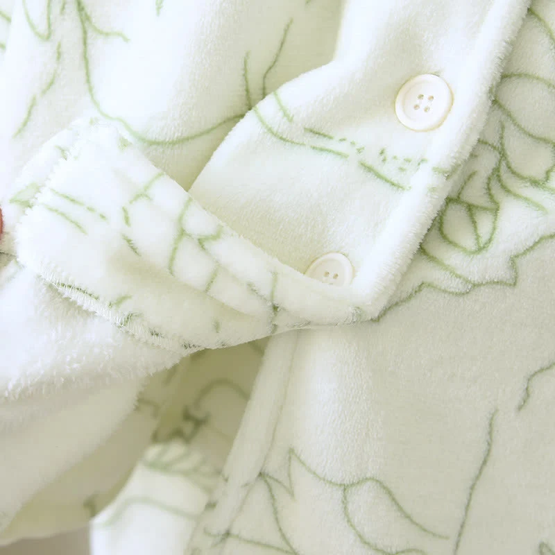 Frisches grünes Plüsch-Loungewear-Set mit Linienmuster