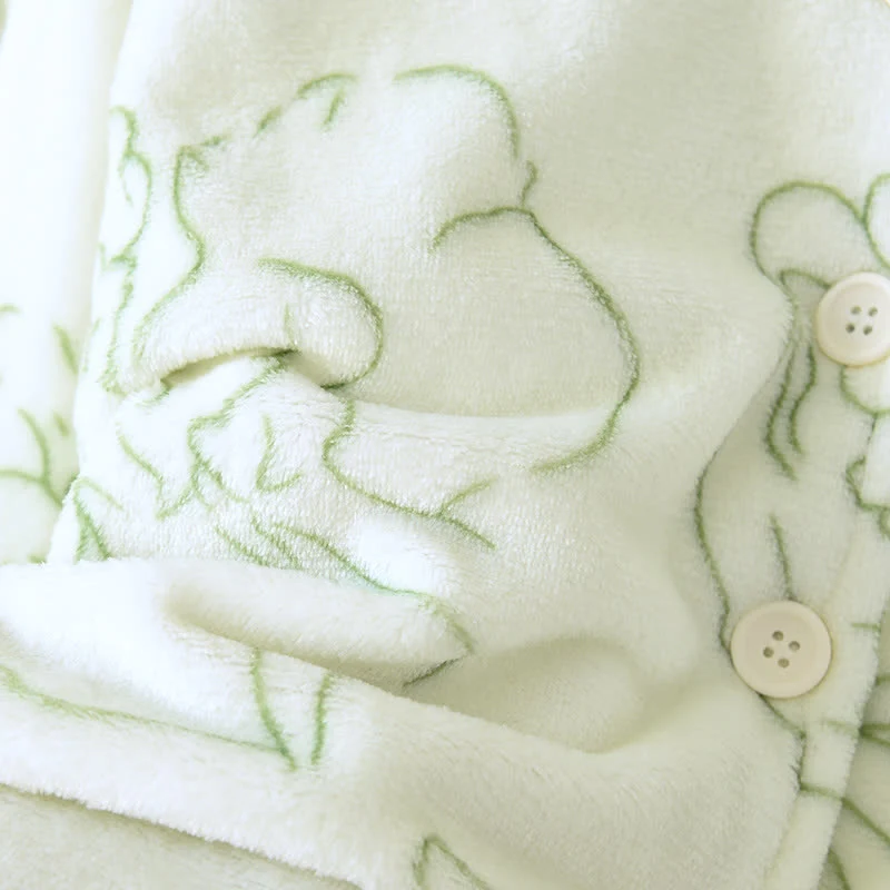 Frisches grünes Plüsch-Loungewear-Set mit Linienmuster