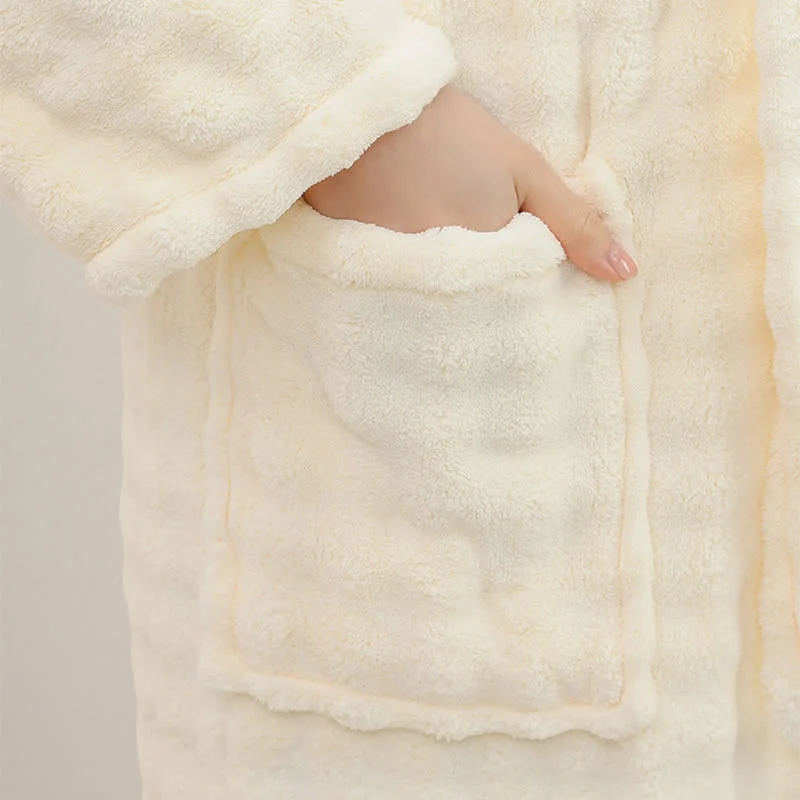 Einfacher Flanellbademantel mit Kapuze und Taschen