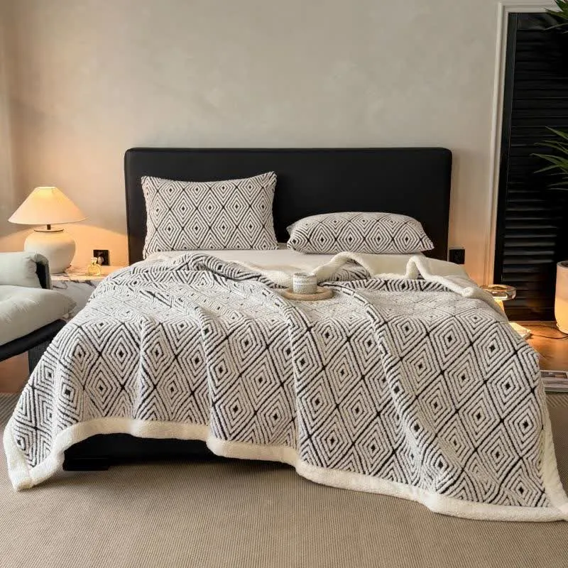 Sherpa-Überwurfdecke mit geometrischem Rautenmuster und Jacquardmuster