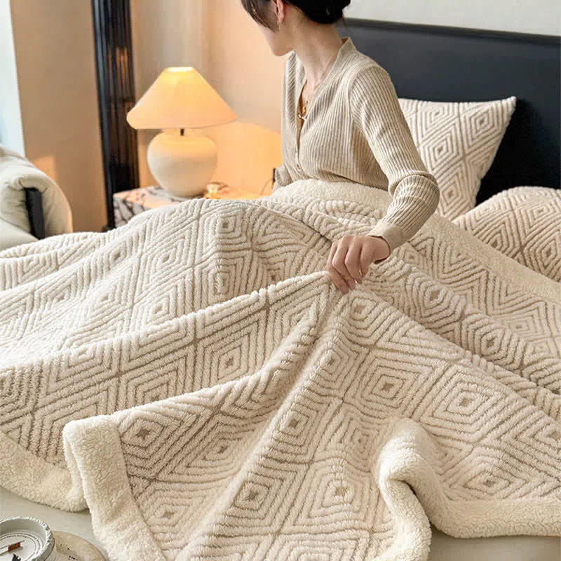 Sherpa-Überwurfdecke mit geometrischem Rautenmuster und Jacquardmuster