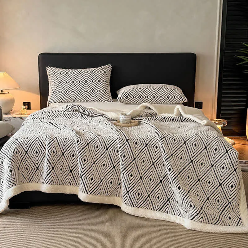 Sherpa-Überwurfdecke mit geometrischem Rautenmuster und Jacquardmuster