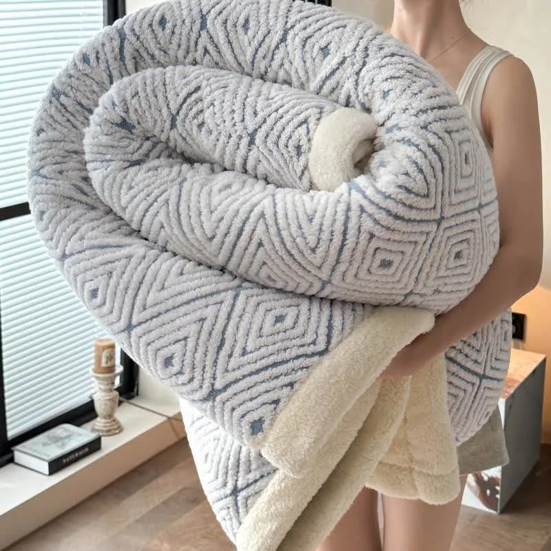 Sherpa-Überwurfdecke mit geometrischem Rautenmuster und Jacquardmuster