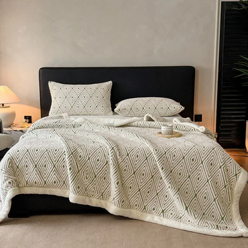 Sherpa-Überwurfdecke mit geometrischem Rautenmuster und Jacquardmuster