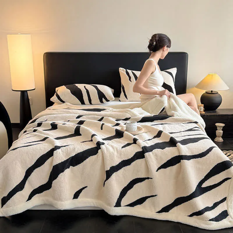 Jacquard-Sherpa-Überwurfdecke mit Zebramuster