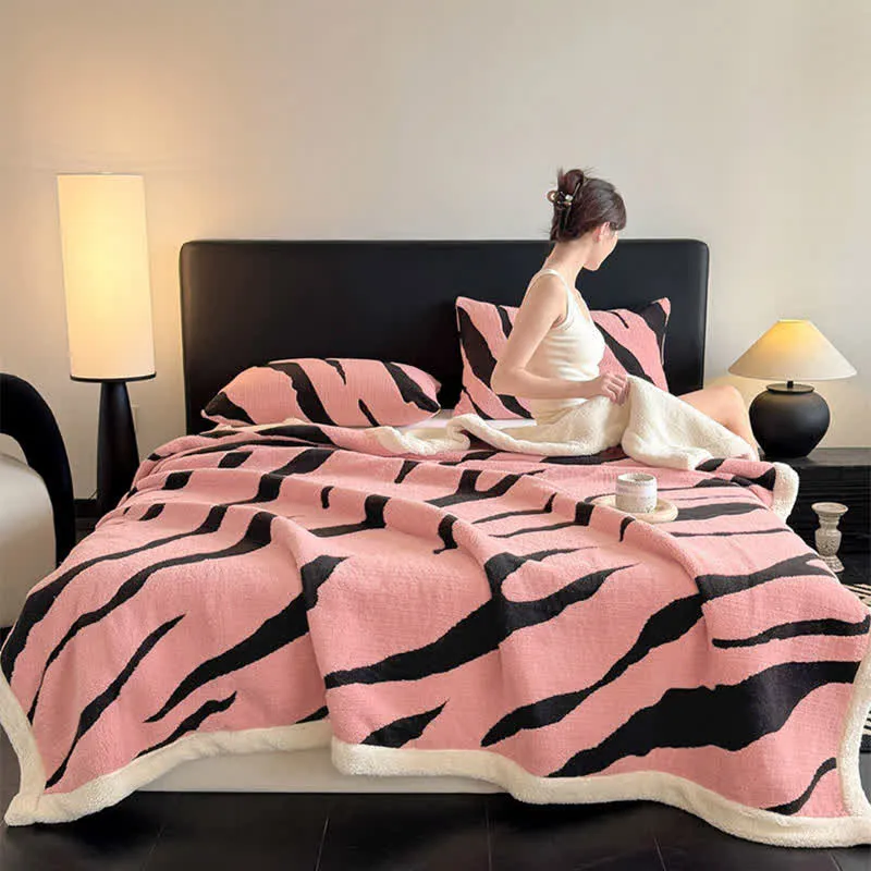 Jacquard-Sherpa-Überwurfdecke mit Zebramuster