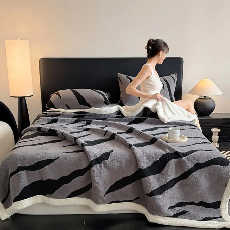 Jacquard-Sherpa-Überwurfdecke mit Zebramuster