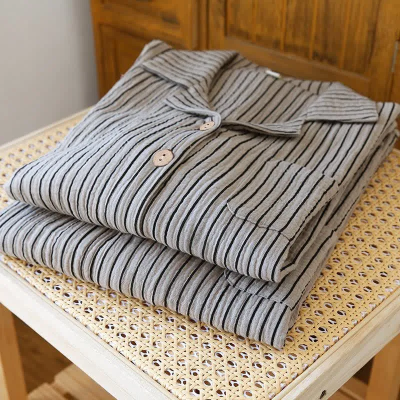 Einfaches Loungewear-Set aus reiner Baumwolle mit Streifen