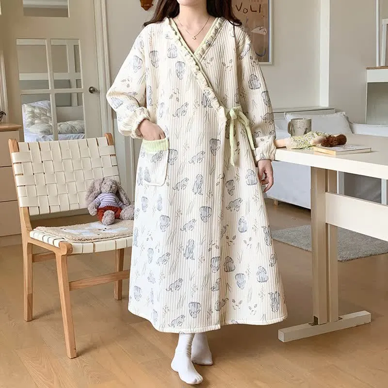 Nachthemd mit Cartoon-Kaninchen-Muster und Rüschen und Tasche