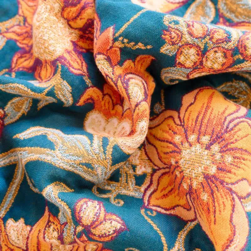 Luxuriöse Sofadecke aus Baumwolle mit Blumenmuster und Quasten