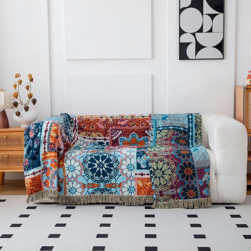 Boho-Steppdecke aus Baumwolle mit Wendequasten und blauen Blumen