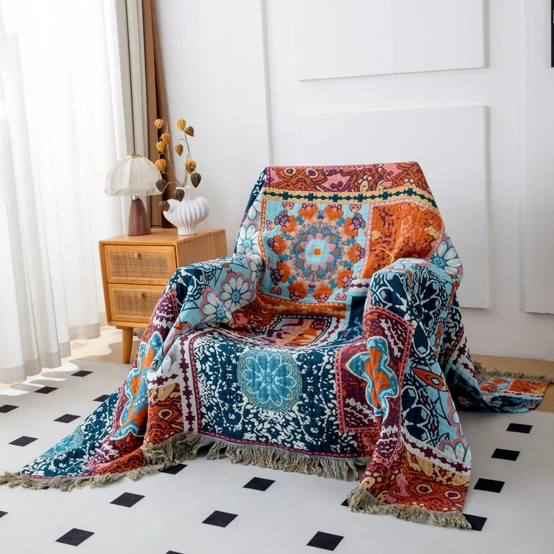 Boho-Steppdecke aus Baumwolle mit Wendequasten und blauen Blumen