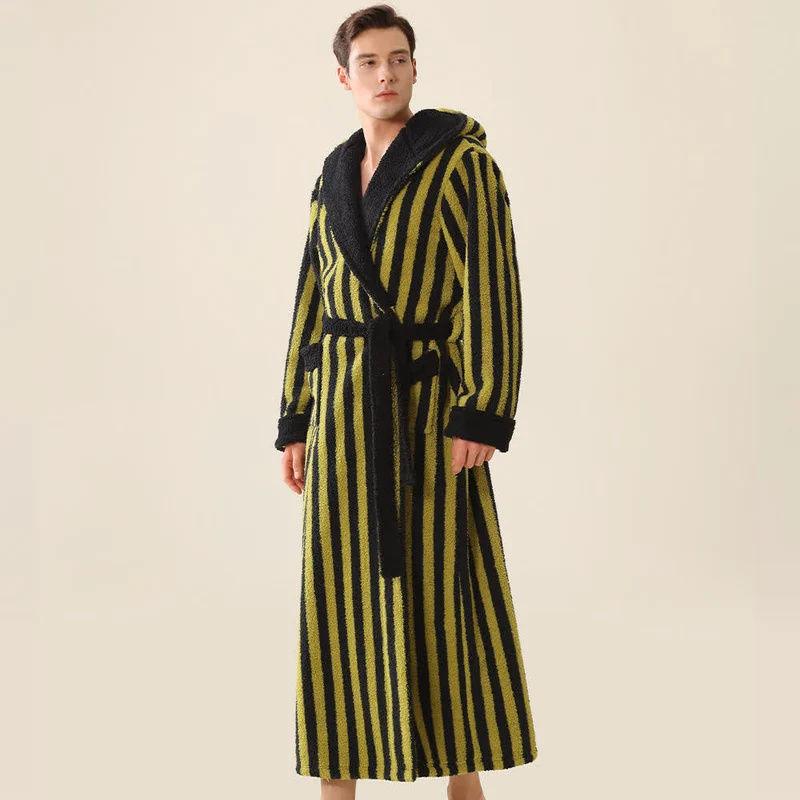 Warmer Unisex-Bademantel aus gestreiftem Fleece mit Kapuze
