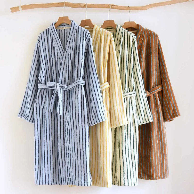 Einfacher, gestreifter, warmer Flanell-Bademantel