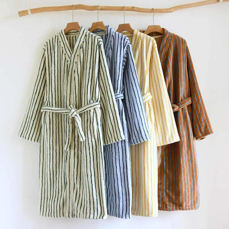 Einfacher, gestreifter, warmer Flanell-Bademantel