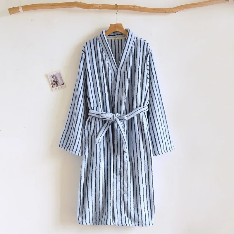 Einfacher, gestreifter, warmer Flanell-Bademantel