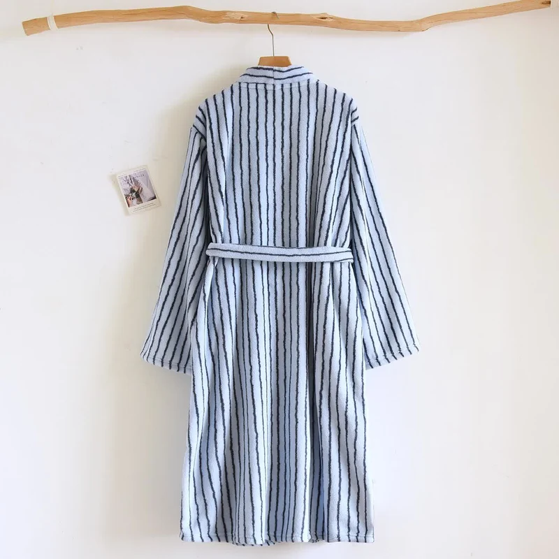 Einfacher, gestreifter, warmer Flanell-Bademantel