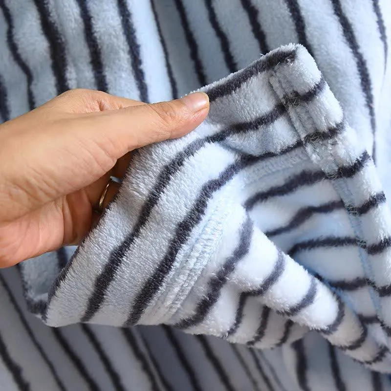 Einfacher, gestreifter, warmer Flanell-Bademantel