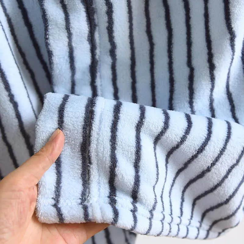 Einfacher, gestreifter, warmer Flanell-Bademantel