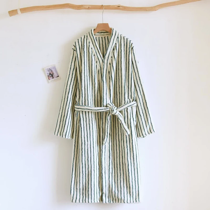 Einfacher, gestreifter, warmer Flanell-Bademantel