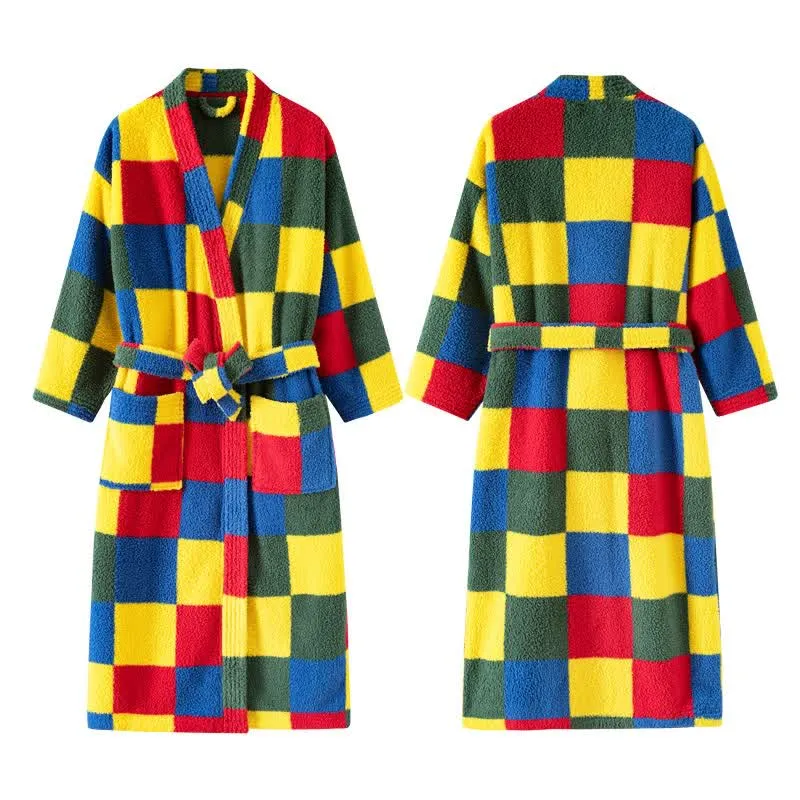 Bunt karierter, warmer, langer Plüschmantel