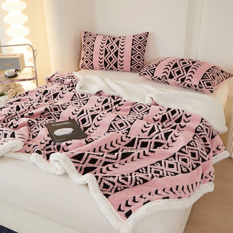 Warme Jacquarddecke mit gestreiftem Rautenmuster