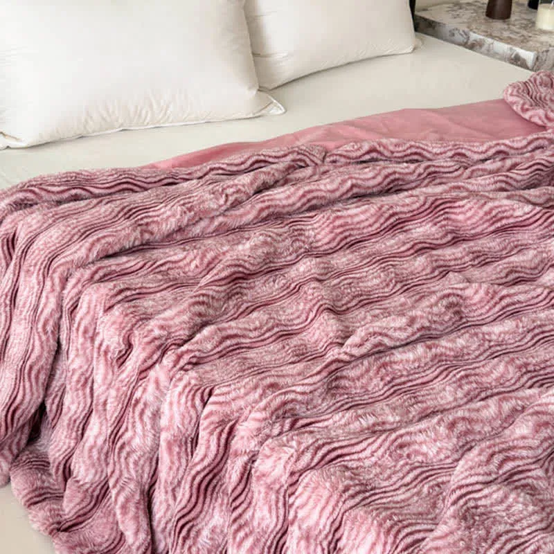 Plüschdecke aus Kunstfell mit Wellenmuster und Jacquard-Print