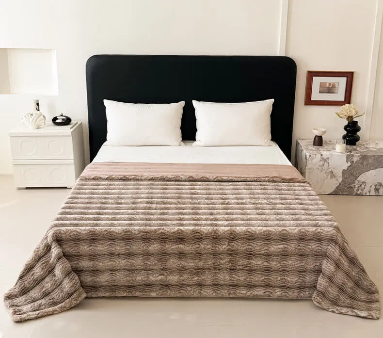 Plüschdecke aus Kunstfell mit Wellenmuster und Jacquard-Print