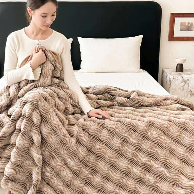 Plüschdecke aus Kunstfell mit Wellenmuster und Jacquard-Print