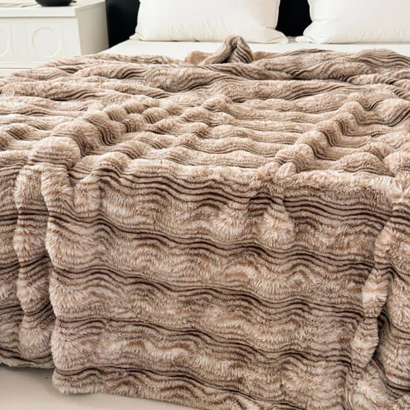 Plüschdecke aus Kunstfell mit Wellenmuster und Jacquard-Print