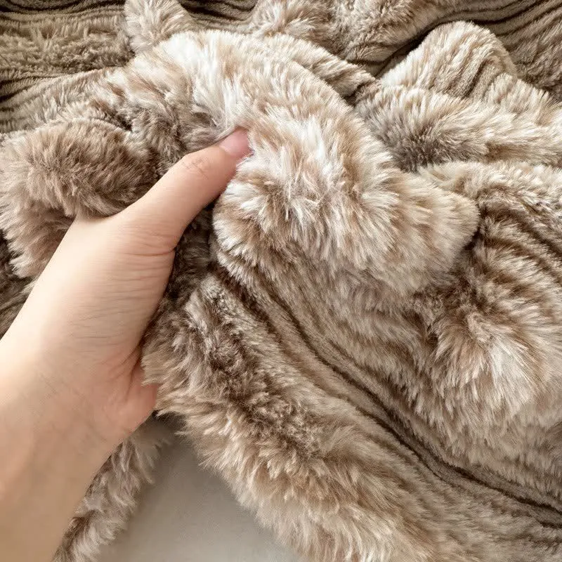 Plüschdecke aus Kunstfell mit Wellenmuster und Jacquard-Print