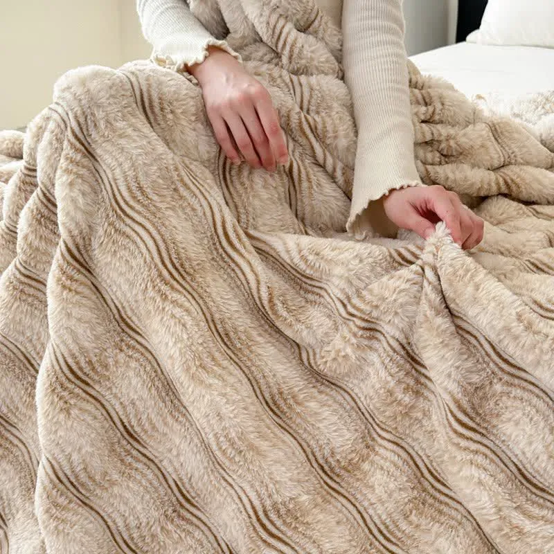 Plüschdecke aus Kunstfell mit Wellenmuster und Jacquard-Print