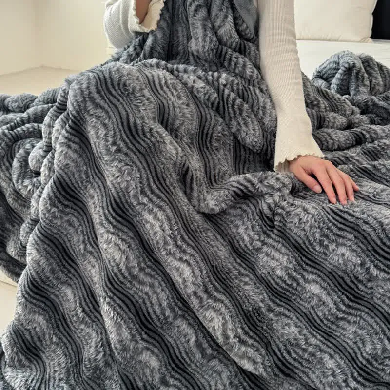 Plüschdecke aus Kunstfell mit Wellenmuster und Jacquard-Print