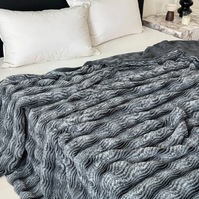 Plüschdecke aus Kunstfell mit Wellenmuster und Jacquard-Print