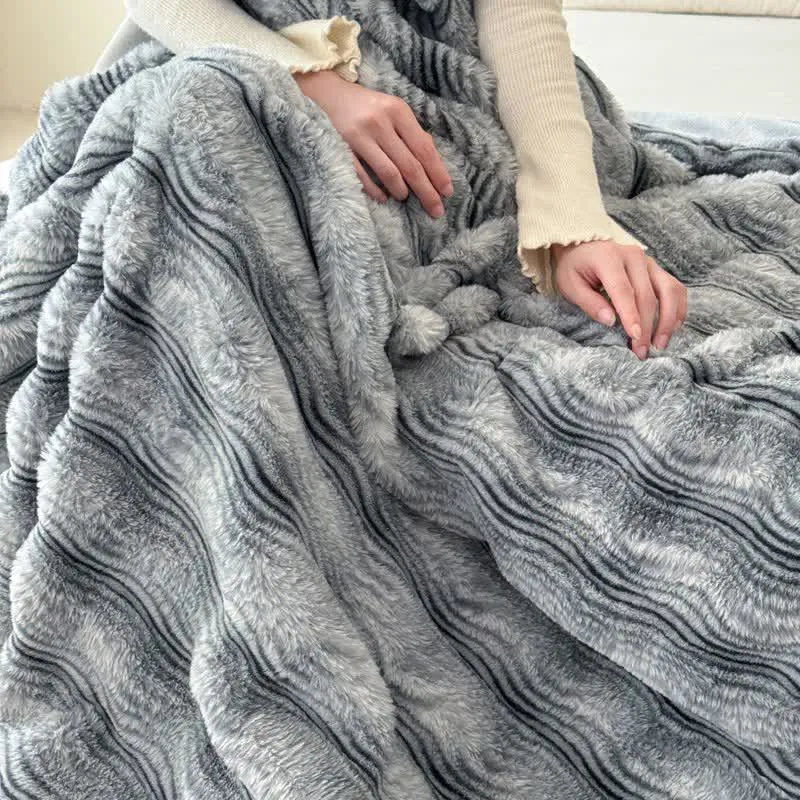 Plüschdecke aus Kunstfell mit Wellenmuster und Jacquard-Print